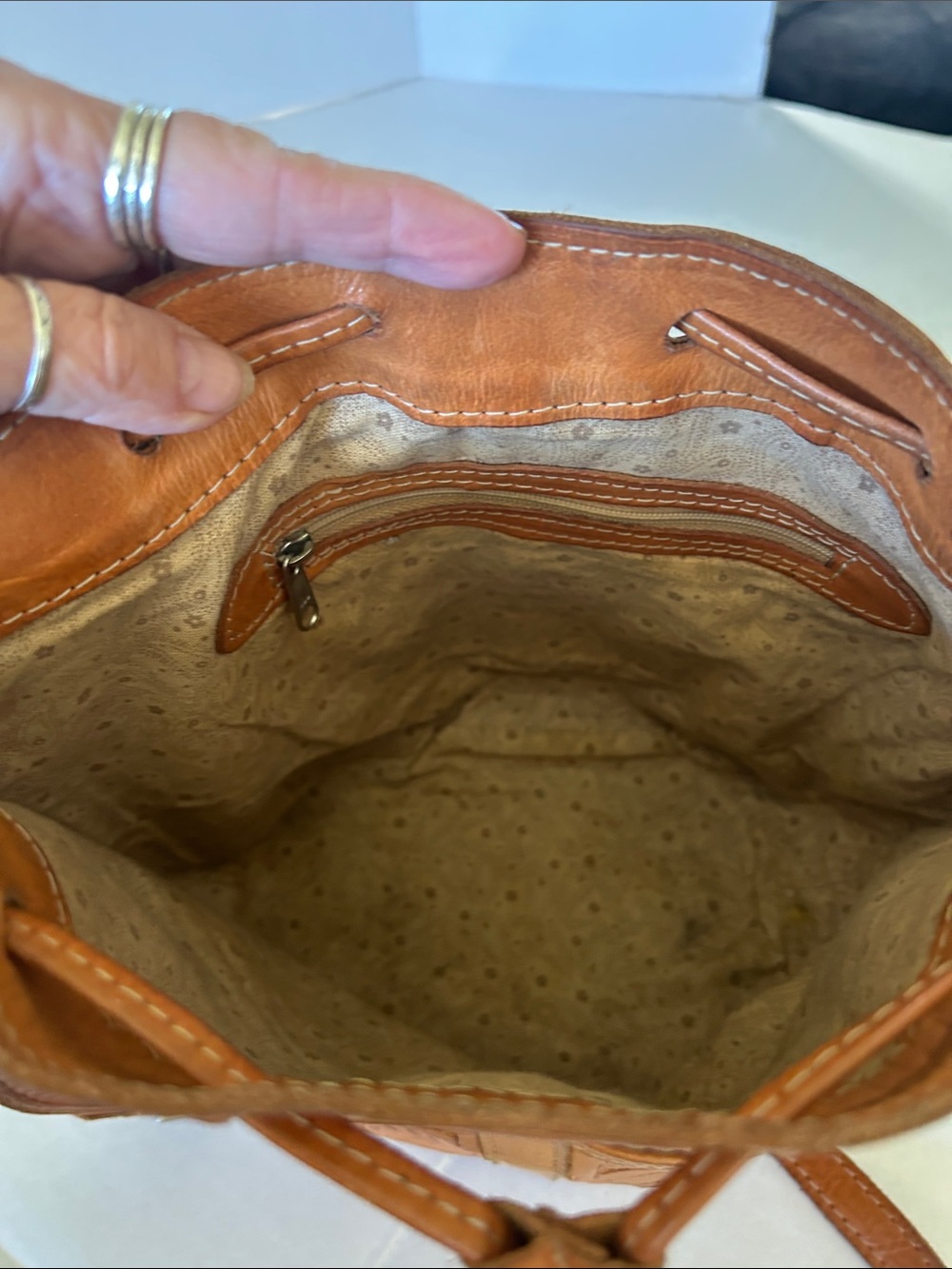 LEATHER DRAWSTRING CROSSBODY BUCKET BAG FEATURING HAND TOOLED FLORAL PATTERNS - Picture 7 of 12